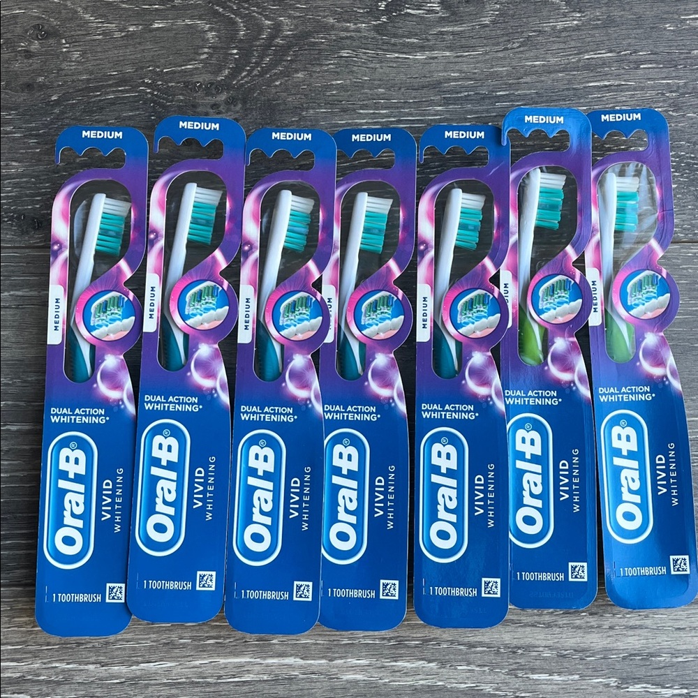 Lot of 7 NEW Oral-B Vivid Whitening Toothbrushes